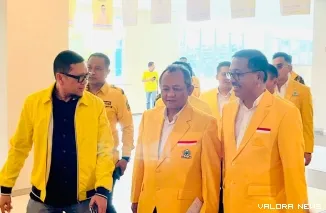 Sekjen Partai Golkar, Muhammad Sarmuji bersama Ahmad Dolli Kurnia Tanjung (Waketum), Khairunas (Ketua Partai Golkar Sumbar terpilih) menuju arena Musda XI di Hotel Truntum Padang, Senin sore. (veri rikiyanto)