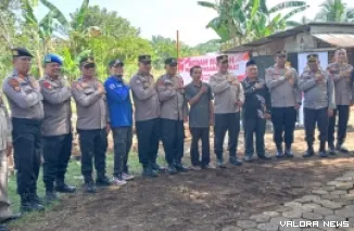 Kapolres Pasbar, AKBP Agung Tribawanto beserta jajaran, meninjau lokasi bedah rumah di Jorong Lintang Selatan, Nagari Lingkungan Aua, Kecamatan Pasaman, Sabtu. (humas)