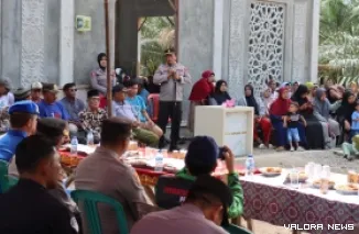Kapolres Pasbar, AKBP Agung Tribawanto, memberikan sambutan pada pembukaan kegiatan Bakti Religi di Mushala Ar-Rahman, Jorong Batang Biyu, Nagari Lingkuang Aua Barat, Kecamatan Pasaman Rabu. (humas)