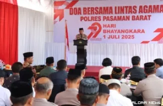 Kapolres Pasaman Barat, AKBP Agung Tribawanto memberikan sambutan pada kegiatan doa bersama lintas agama di Mapolres Pasbar, Rabu. (humas)