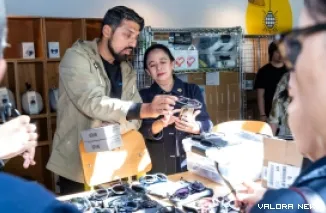 Ketua DPR RI, Puan Maharani didampingi Vice President of Product Policy & Strategy Meta, Andy O'Connell, saat berkeliling kantor Meta di Menlo Park, kawasan Silicon Valley, California, Amerika Serikat (AS), Jumat (13/6/2025) waktu setempat. (humas)