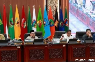 Wakil Ketua DPRD Sumbar, Evi Yandri memimpin rapat paripurna dengan agenda pandangan umum fraksi terhadap Ranperda PPA Tahun 2024 pada rapat paripurna, Senin. (humas)