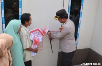 Kapolres Pasbar, AKBP Agung Tribawanto serahkan kunci rumah pada Alia Candra usai rehab rumah berukuran 6x6 meter persegi itu tuntas dikerjakan, Rabu. (robbi irwan)