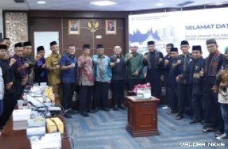 Wakil Ketua DPRD Sumatera Barat, M Iqra Chissa Putra foto bersama dengan Tuo Silek Pauh Kota Padang, usai dialog di Ruang Badan Anggaran DPRD Sumbar, Selasa. (humas)