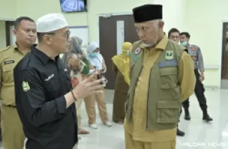 Gubernur Sumbar, Mahyeldi berdialog dengan Direktur RSAM Bukittinggi, dr Busril. (humas)