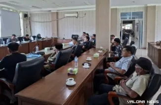 Suasana rapat pembahasan penggunaan HGU PT LIN dengan sertifikat masyarakat bersama Komisi I dan II DPRD Pasbar, Kamis. (humas)