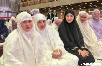 Ketua DPR RI, Puan Maharani (kiri) saat menunaikan shalat Idul Adha di Masjid Istiqlal, Jumat pagi. (humas)