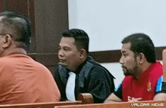 Terdakwa Andri Utama, didampingi Penasehat Hukumnya, ketika mendengarkan keterangan saksi Erman, di PN Padang, Senin (19/5/2025), lalu. FOTO: Dok istimewa