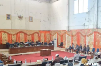 Ketua DPRD Pasaman Barat, Dirwansyah didampingi wakil, Supriono dan Insan Sabri serta dihadiri Wakil Bupati Pasaman Barat, M Ihpan memimpin rapat paripurna dengan agenda penyampaian nota pengantar pertanggungjawaban APBD 2024, Kamis. (robbi irwan)