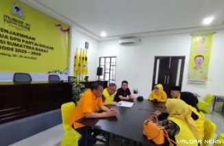 Ketua SC Musda XI Partai Golkar Sumbar, Hafrizal Okta Putra, memimpin rapat penetapan calon ketua yang akan mengikuti agenda Musda di Hotel Truntum Padang, Senin besok di aula kantor Partai Golkar Sumbar, Ahad sore. (humas)