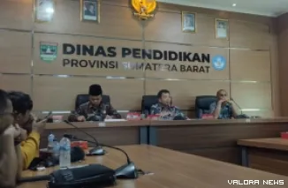 Kepala Dinas Pendidikan Sumbar, Barlius didampingi jajaran, memberikan keterangan pers tentang SPMB Tahun 2025 di Padang, Kamis. (humas)
