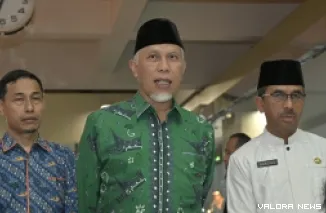 Gubernur Sumbar, Mahyeldi didampingi Barlius (Kadis Pendidikan Sumbar). (humas)