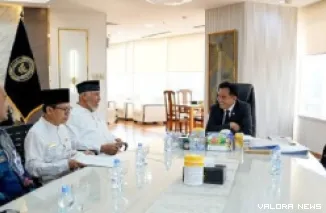 Gubernur Sumbar, Mahyeldi beserta jajaran, berdialog dengan Prof Yusril Ihza Mahendra (Mentri Hukum) tentang pengusulan Prof Dr Abu Hanifah sebagai pahlawan nasional dari Sumbar, Sabtu. (humas)