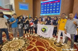 Pelatih Taekwondo Dojang MTsN 6 Agam, Yefri Novian beserta Erwin Tanjung (Pelatih Kepala Taekwondo Agam) foto bersama dengan taekondoin yang mengikuti Kejuaraan Tingkat Nasional Kapolda Cup Sumbar 2025 di Padang, Ahad. (hamriadi)