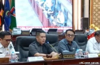 Wakil Ketua DPRD Sumar, M Iqra Chissa Putra bersama Indra Catri (Ketua Pansus RPJMD 2025-2029) saat memimpin pubik hearing di ruan sidang utama, Rabu. (humas)