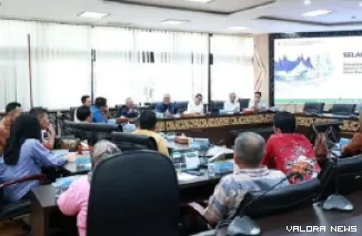 Tim Pakar DPRD Sumbar, Raflis dan Muhammad Irfan, menerima kunjungan kerja Komisi II DPRD Musi Rawas, di Ruang Khusus I, Rabu. (humas)