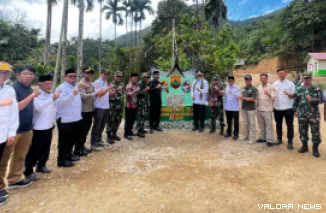 Gubernur Sumbar, Mahyeldi bersama Brigjen Mahfud (Danrem WBR) beserta jajaran, foto dengan latar belakang pembukaan jalan sepanjang 5,6 Km yang menghubungkan Jorong Harau menuju Jorong Landai Nagari Harau, Rabu. (humas)