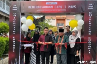 Wakil Ketua DPRD Sumbar, M Iqra Chissa Putra didampingi Prof Sufyarma Marsidin (Rektor Unes) menggunting pita tanda diresmikannya Kewirausahaan Expo I Tahun 2025 di lapangan parkir kampus, Sabtu. (humas)
