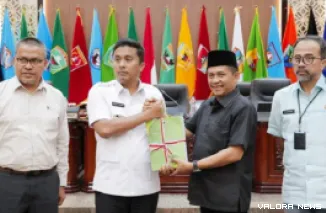 Ketua Sementara DPRD Sumbar, Evi Yandri menerima nota pengantar Ranperda Pertanggungjawaban Pelaksanaan APBD Tahun 2024 dalam rapat paripurna, Jumat. (humas)