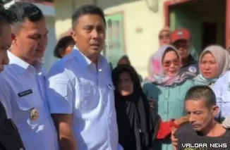 Wagub Sumbar, Vasko Ruseimy menjemput Antoni, warga Padang Pariaman yang selama bertahun-tahun dipasung, Selasa. (humas)