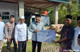 Wagub Sumbar, Vasko Ruseimy secara simbolis menyerahkan hewan kurban pada jemaah Masjid Nurul Huda di Nagari Sungai Nyalo, Kecamatan Koto XI Tarusan, Jumat. (humas)