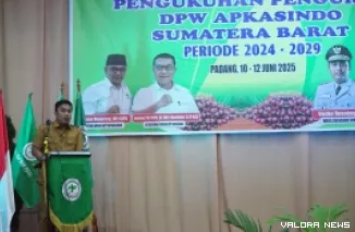 Wagub Sumbar, Vasko Ruseimy memberikan sambutan pada pelantikan pengurus DPW Asosiasi Petani Kelapa Sawit Indonesia (Apkasindo) periode 2024--2029 di Padang, Selasa. (humas)