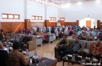 Wakil Ketua DPRD Sumbar, Nanda Satria paparkan materi tentang kesehatan mental remaja pada Bimtek Optimalisasi Kesehatan Mental Remaja yang diikuti siswa-siswi SMA se-Kota Padang, Kamis. (humas)