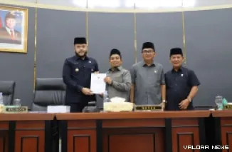 Ketua DPRD Padang, Muharlion didampingi wakil ketua, Matilizal Aye dan Osman Ayub, menerima nota pengantar Perubahan APBD Padang Tahun 2025 dari Fadly Amran (Wako Padang) pada rapat paripurna, Senin pagi. (humas)