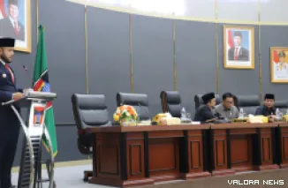 Wako Padang, Fadly Amran menyampaikan nota pengantar Ranperda RPJMD Padang 2025-2029 pada rapat paripurna yang dipimpin Ketua DPRD Padang, Muharlion, Senin. (humas)