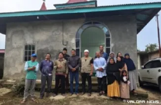 Anggota Komisi III DPRD Sumatera Barat (Sumbar), Rafdinal (peci putih) foto bersama dengan warga Nagari Koto Gadang, Kecamatan Baso, Agam, usai kunjungan ke daerah, Sabtu. (humas)