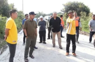 Wali Kota (Wako) Pekanbaru, Agung Nugroho beserta Sekda dan jajaran, meninjau Jalan Uka, Kamis. (humas)