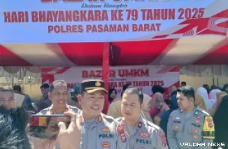 Kapolres Pasaman Barat, AKBP Agung Tribawanto memberikan keterangan tentang Bazar UMKM yang digelar dalam rangkaian kegiatan HUT Bhayangkara ke-75 di Mapolres Pasbar, Senin pagi. (robbi irwan)