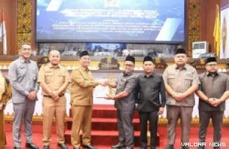 Wawako Pekanbaru, Markarius Anwar serahkan nota pengantar Ranperda Laporan Pertanggungjawaban Pelaksanaan APBD (LPPA) Tahun 2024, Selasa. (humas)