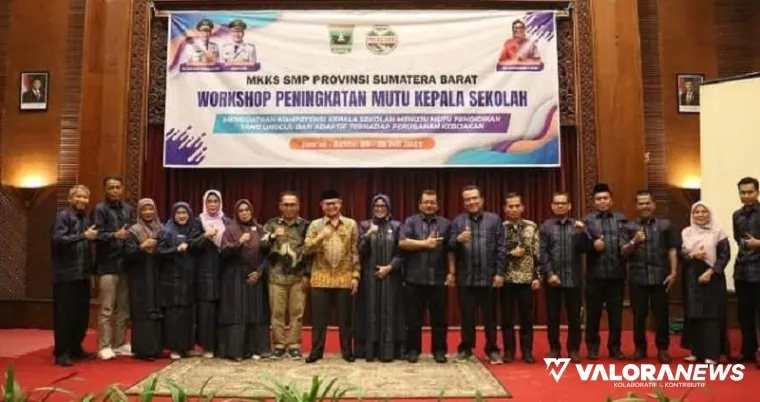 Wakil Wali Kota Bukittinggi, Ibnu Asis bersama Ketua MKKS Provinsi Sumbar Zulfamiarti dan jajaran, foto bersama usai pembukaan Workshop Peningkatan Mutu Kepala Sekolah di Bukittinggi, Jumat. (humas)