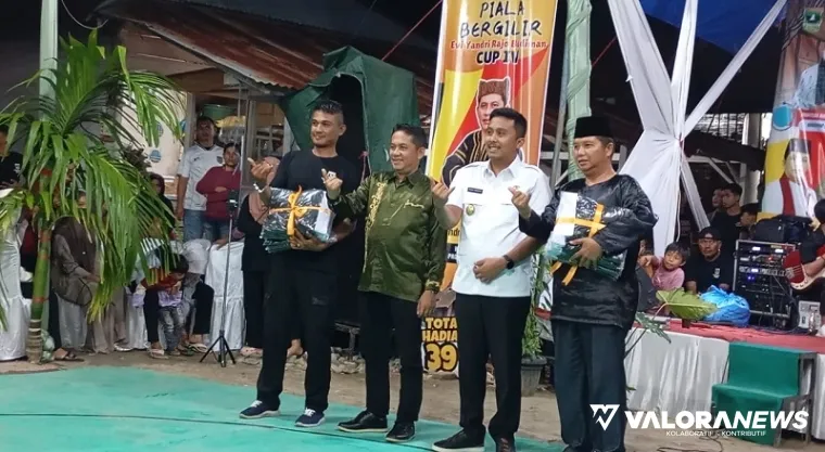 Wagub Sumbar, Vasko Ruseimy didampingi Evi Yandri Rajo Budiman (Wakil Ketua DPRD) dan praktisi sepak rago, foto bersama usai pembukaan di Kelurahan Balai Gadang, Sungai Bangek, Kecamatan Koto Tangah, Jumat malam. (humas)