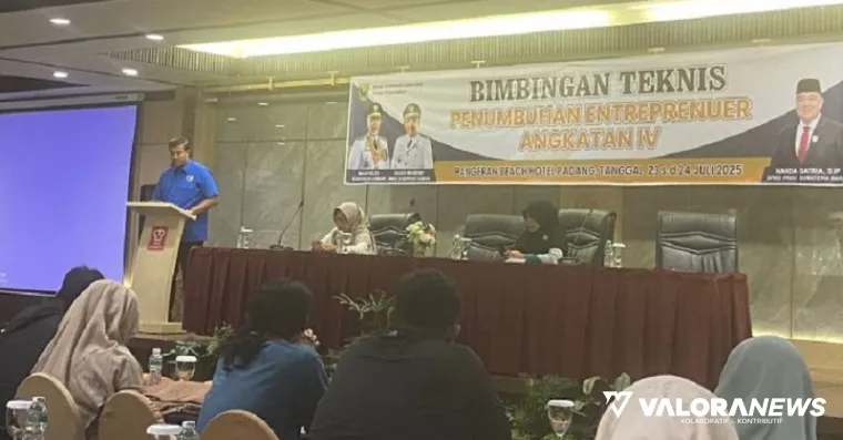 Sekretaris KNPI Sumbar, Varel Oriano saat membuka kegiatan Bimtek Penumbuhan Enterpreneur angkatan IV tahun 2025 di Padang, Rabu. (humas)