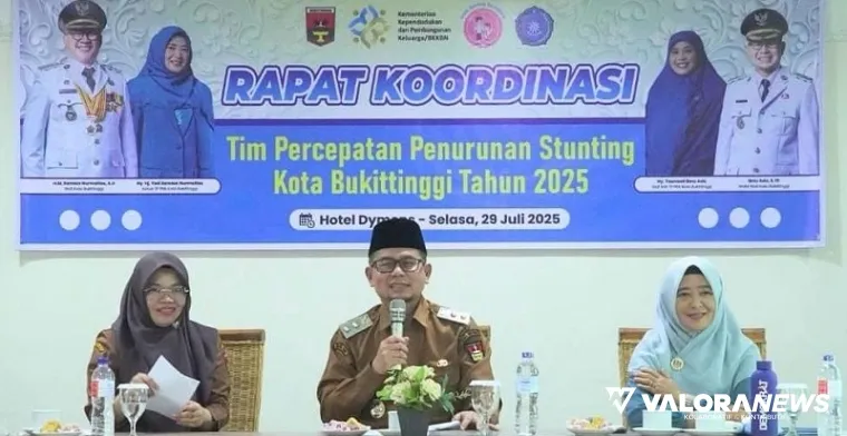 Wawako Bukittinggi, Ibnu Aziz didampingi Kepala DP3APPKB Bukittinggi, Nauli Handayani pada rapat koordinasi tim percepatan penurunan stunting (TPPS) Tingkat Kota Bukittinggi, Selasa. (humas)