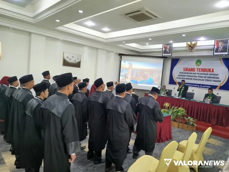 Ketua DPW APSI Sumbar, Afriendi Sikumbang didampingi Yunasti Helmi dan Pria Madona mengangkat dan melantik 18 advokat di Padang, Jumat. (mangindo kayo)