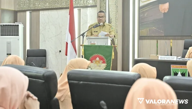 Sekdaprov Sumbar, Ary Yuswandi memberikan arahan pada pelantikan Ketua DWP Sumbar di aula kantor gubernur, Selasa. (humas)