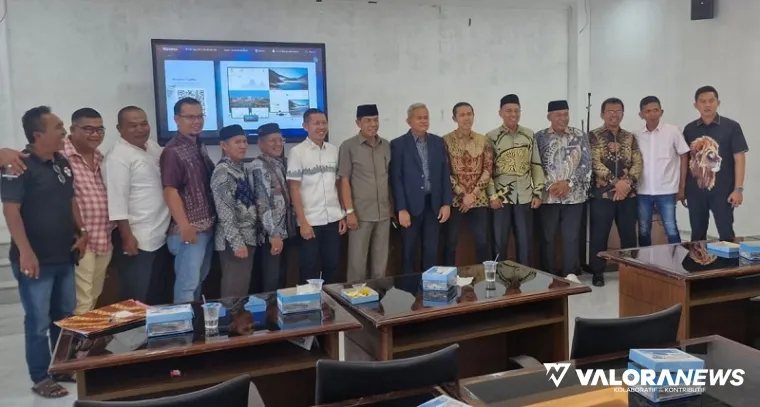 Ketua Komisi V, Lazuardi Erman didampingi Jempol, menerima audiensi IKSB Padang Pariaman, di ruang rapat pustaka yang berlokasi di lantai dasar Masjid As Syura kantor DPRD Sumbar, Kamis. (humas)