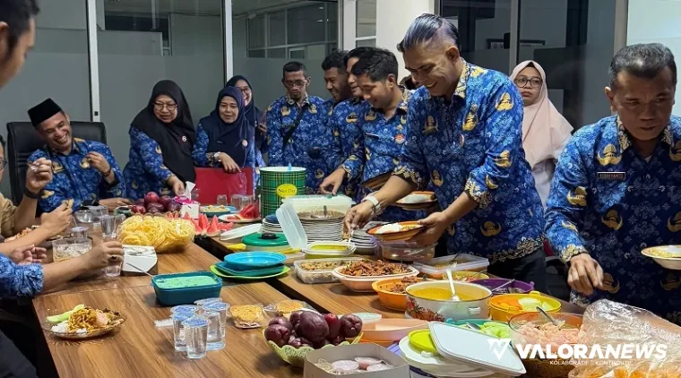ASN di Biro Pemerintahan dan Otonomi Daerah Setdaprov Sumatera Barat membaur dalam kegiatan yang diberi nama SARASA (Sarapan Bersama ASN). Kegiatan ini digelar setiap Jumat pagi, di awal bulan. (humas)