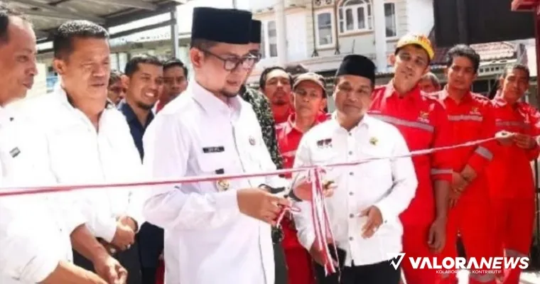 Wawako Bukittinggi, Ibnu Aziz serahkan secara simbolis bantuan program pendistribusian zakat untuk mustahik dan resmikan program Z-AUTO Baznas di aula kantor Baznas, Rabu. (hamriadi)