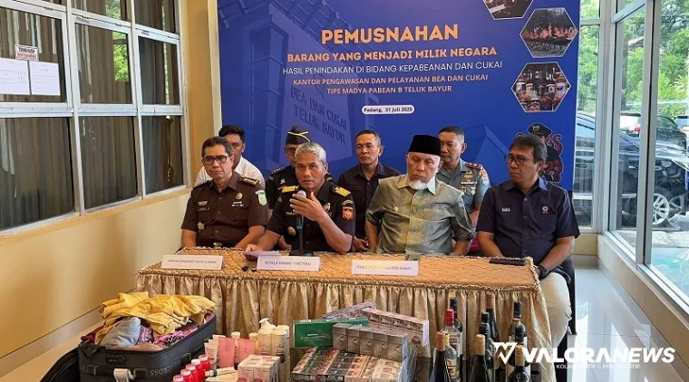 Gubernur Sumbar, Mahyeldi bersama Kanwil DJBC Riau, Parjiya saat pemusnahan barang ilegal yang berhasil diamankan KPPBC Teluk Bayur, di Padang, Kamis. (humas)