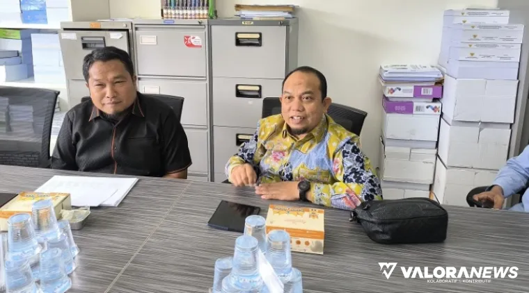 Ketua DPRD Padang, Muharlion bersama Ketua Fraksi PKS, Rafdi didampingi anggota, Ja&#039;far dan Gufron, berdiskusi dengan wartawan yang tergabung dalam Forum Wartawan Parlemen (FWP), Senin pagi. (istimewa)