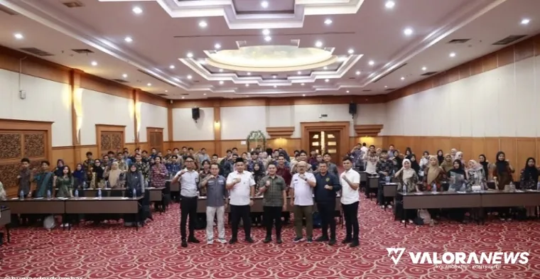 Wakil Ketua DPRD Sumatera Barat, M. Iqra Chissa Putra foto bersama dengan masyarakat yang mengikuti agenda Bimtek Pendidikan Politik bagi Tokoh Masyarakat Kota Padang, Kamis. (humas)