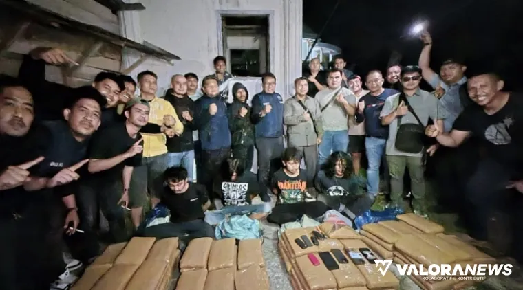 Tim Penindakan BNNP Sumbar dan tim lainnya, memperlihatkan barang bukti berikut tersangka ganja dari Sumut ke Sumbar, usai penangkapan di Bukittinggi, Rabu dinihari. (hamriadi)
