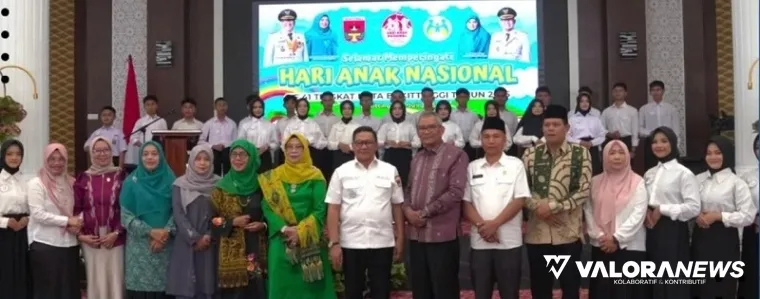 Wali Kota Bukittinggi, Ramlan Nurmatias foto bersama usai peringatan Hari Anak Nasional ke-41 dan kegiatan Apresiasi Duta Anak Kota Bukittinggi tahun 2025, Rabu. (hamriadi)