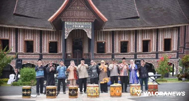Wako Padang Panjang, Hendri Arnis bersama Femmy dari Budaya Balai Pelestarian Kebudayaan Wilayah III Sumatera Barat Kementerian Kebudayaan RI dan jajaran, foto bersama usai pembukaan FPM #2, Sabtu. (humas)