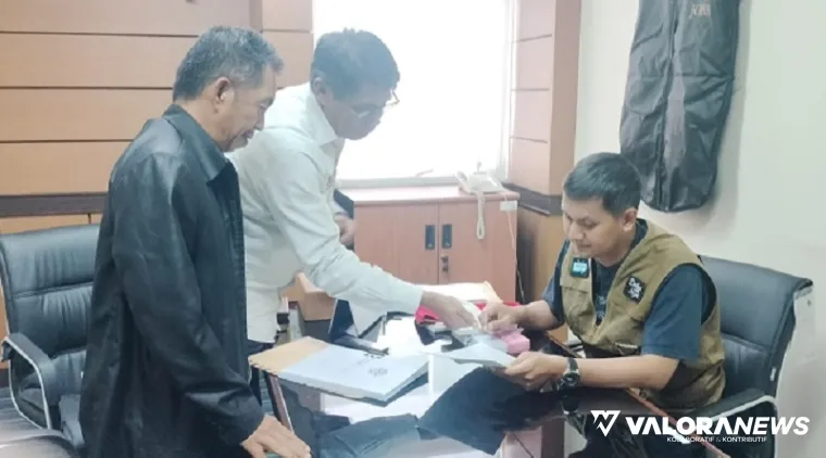 Ketua Umum DPP PJS, Mahmud Marhaba bersama M Yasir, menyerahkan dokumen pendaftar calon konstituen Dewan Pers pada Ketua Komisi Penelitian, Pendataan dan Ratifikasi Dewan Pers, Yogi Hadi Ismanto, di kantor Dewan Pers, Jakarta, Selasa. (humas)