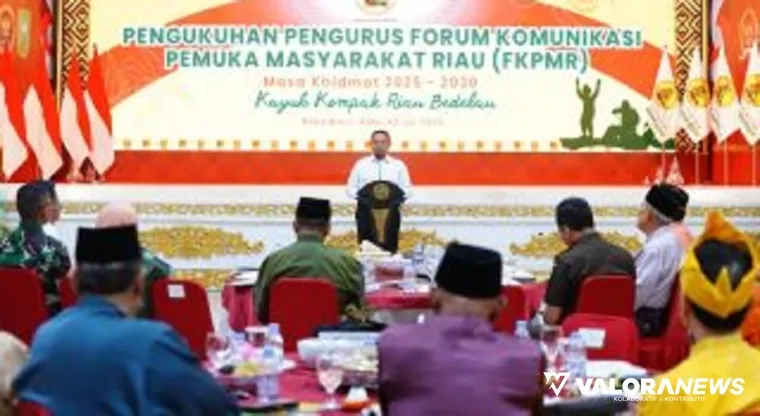 Gubernur Riau, Abdul Wahid berikan sambutan saat menghadiri pengukuhan Ketua FKPMR masa khidmat 2025-2030, Dr drh H Chaidir MM di Pekanbaru, Rabu. (humas)